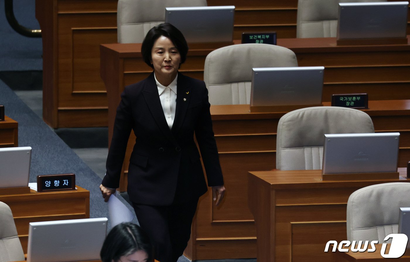 본문 이미지 - 이은주 정의당 의원이 25일 서울 여의도 국회 본회의장에서 열린 제412회국회(임시회) 제1차 본회의에서 신상발언을 위해 발언대로 향하고 있다. 2024.1.25/뉴스1