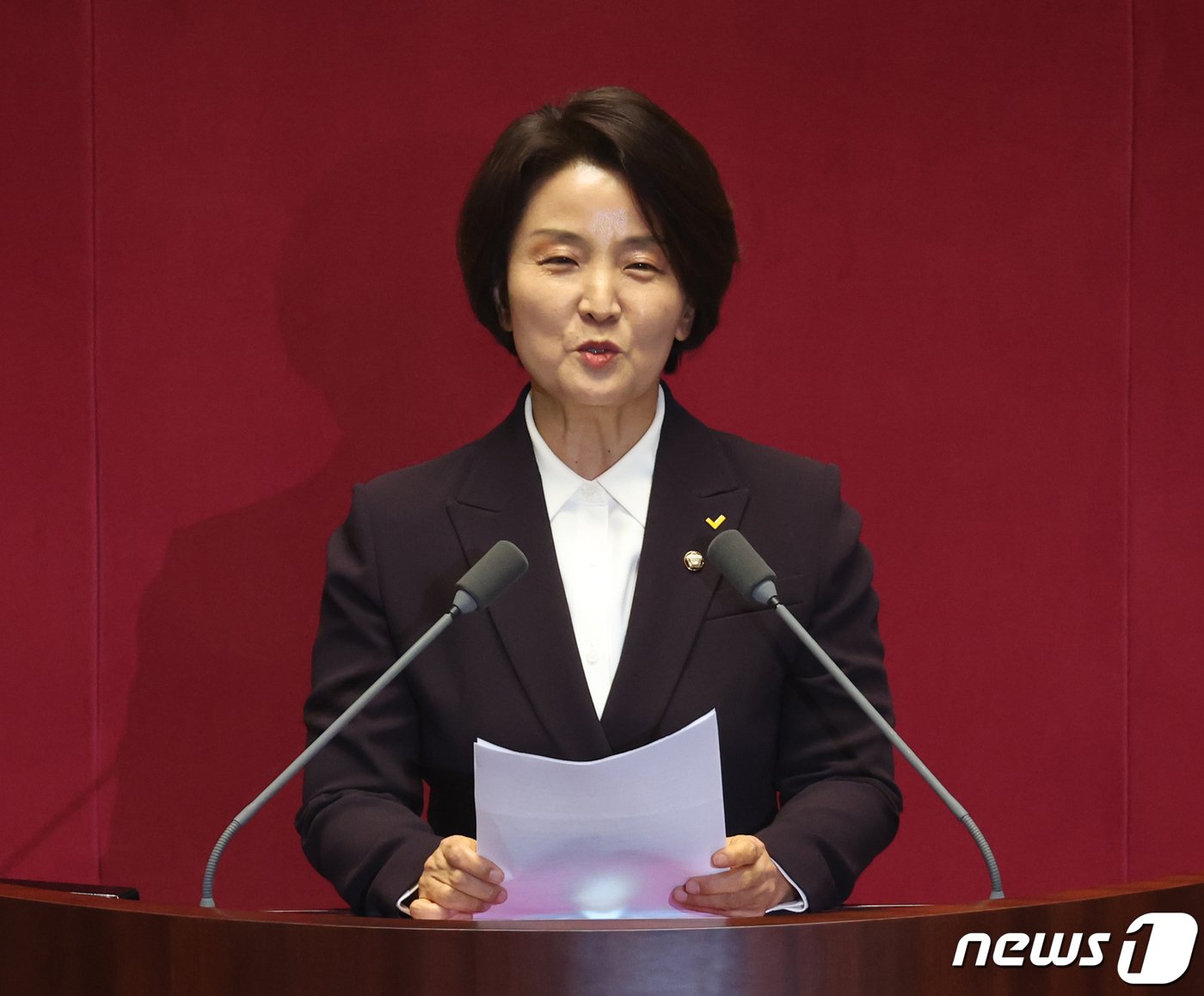 본문 이미지 - 이은주 정의당 의원이 25일 서울 여의도 국회 본회의장에서 열린 제412회국회(임시회) 제1차 본회의에서 신상발언을 하고 있다. 2024.1.25/뉴스1