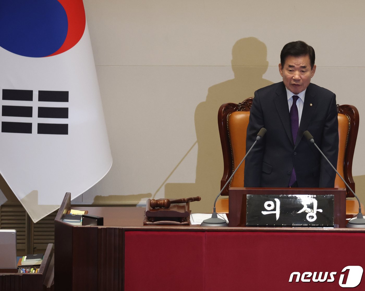 본문 이미지 - 김진표 국회의장이 25일 서울 여의도 국회 본회의장에서 열린 제412회국회(임시회) 제1차 본회의에서 '강성희 의원 강제 퇴장 사태' 관련 발언을 하고 있다. 2024.1.25/뉴스1 ⓒ News1 송원영 기자