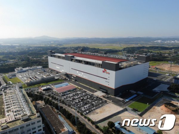 본문 이미지 - SK하이닉스 청주사업장 전경. (SK하이닉스 제공) ⓒ News1 강태우 기자