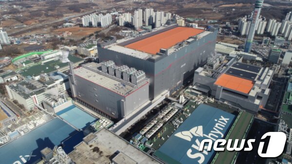 본문 이미지 - SK하이닉스 이천사업장 M16 전경. (SK하이닉스 제공) ⓒ News1 강태우 기자