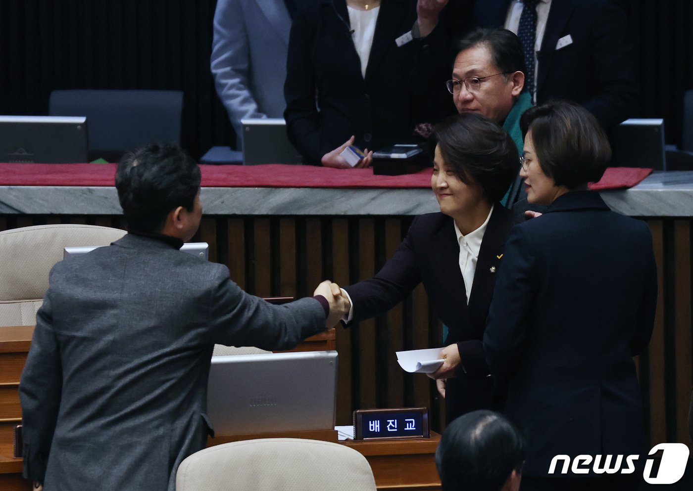 본문 이미지 - 이은주 정의당 의원이 25일 서울 여의도 국회 본회의장에서 열린 제412회국회(임시회) 제1차 본회의에 의원들과 인사를 나누고 있다. 2024.1.25/뉴스1