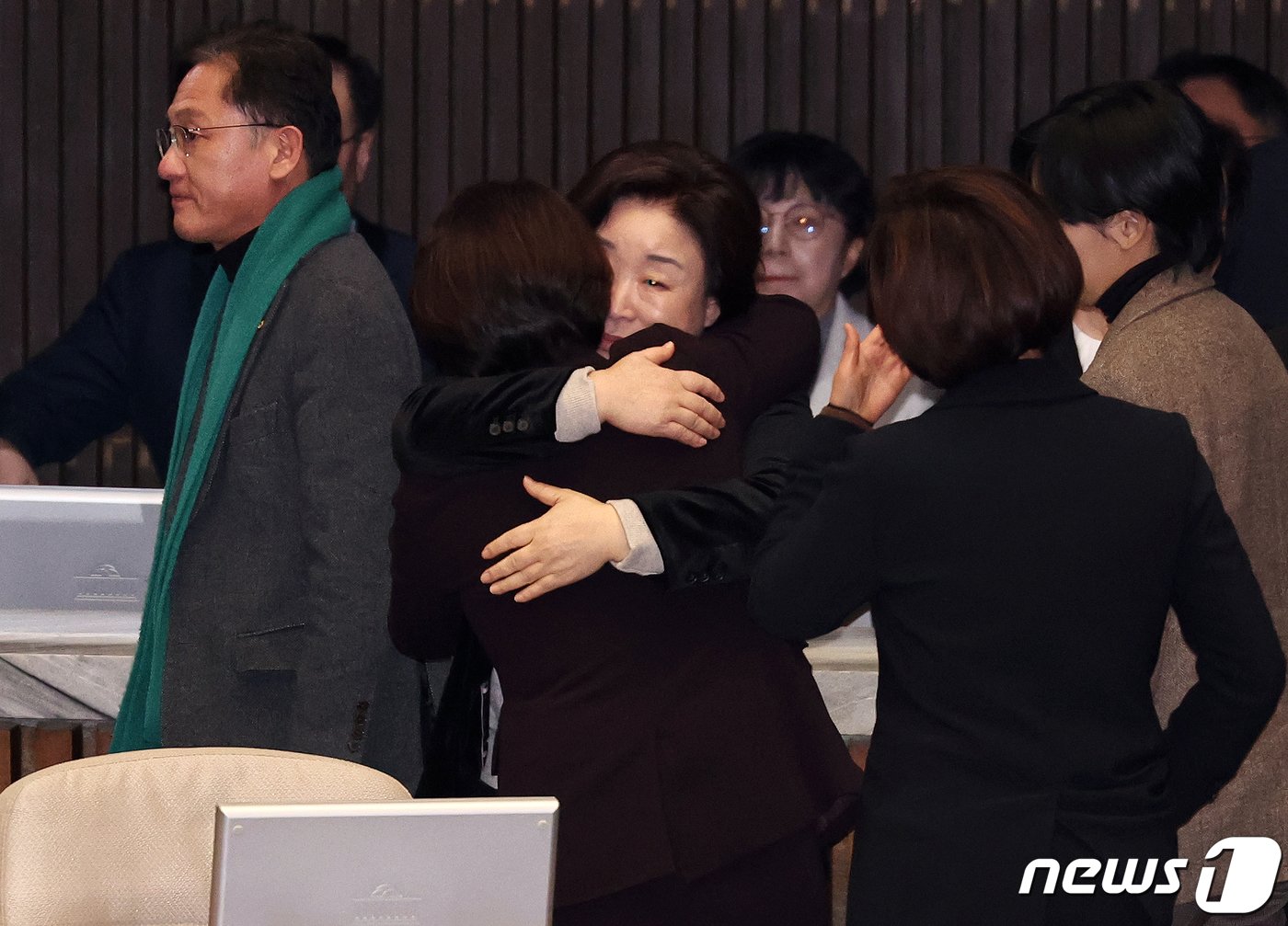 본문 이미지 - 이은주 정의당 의원이 25일 서울 여의도 국회 본회의장에서 열린 제412회국회(임시회) 제1차 본회의에서 심상정 정의당 의원과 포옹을 하고 있다. 2024.1.25/뉴스1