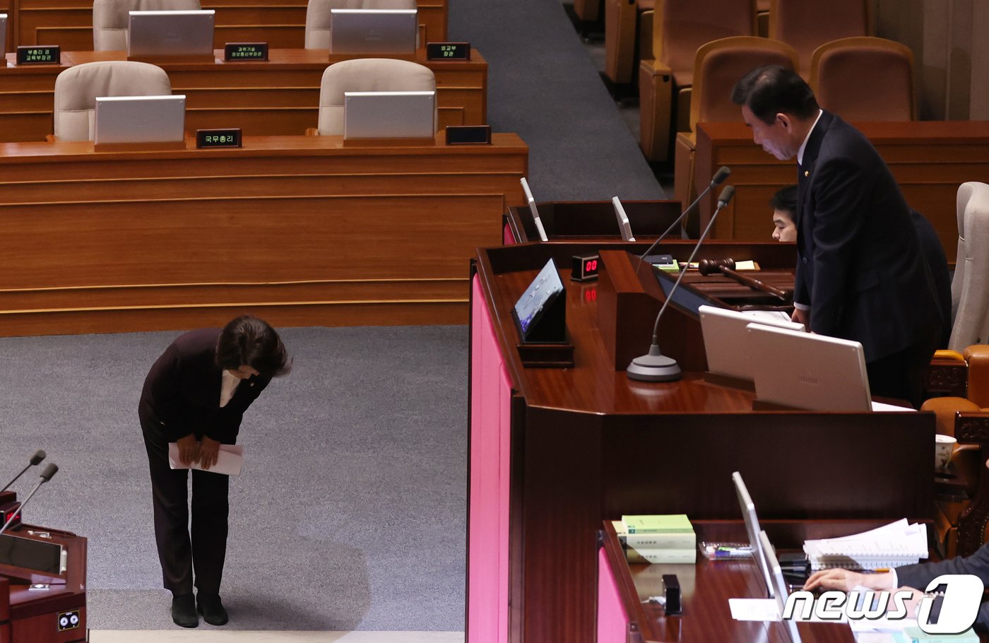 이은주 정의당 의원이 25일 서울 여의도 국회 본회의장에서 열린 제412회국회&#40;임시회&#41; 제1차 본회의에서 신상발언을 마치고 김진표 국회의장에게 인사를 하고 있다. 2024.1.25/뉴스1