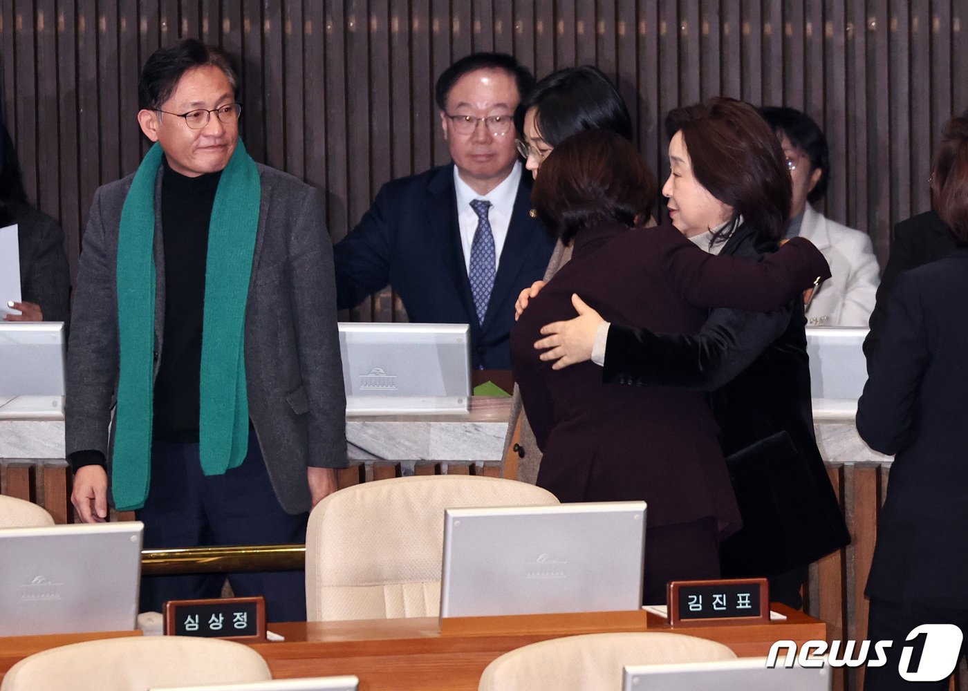 본문 이미지 - 이은주 정의당 의원이 25일 서울 여의도 국회 본회의장에서 열린 제412회국회(임시회) 제1차 본회의에서 심상정 의원과 포옹을 하고있다. 2024.1.25/뉴스1