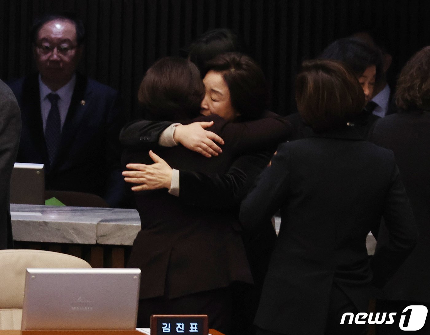 본문 이미지 - 이은주 정의당 의원이 25일 서울 여의도 국회 본회의장에서 열린 제412회국회(임시회) 제1차 본회의에서 심상정 의원과 포옹을 하고 있다. 2024.1.25/뉴스1