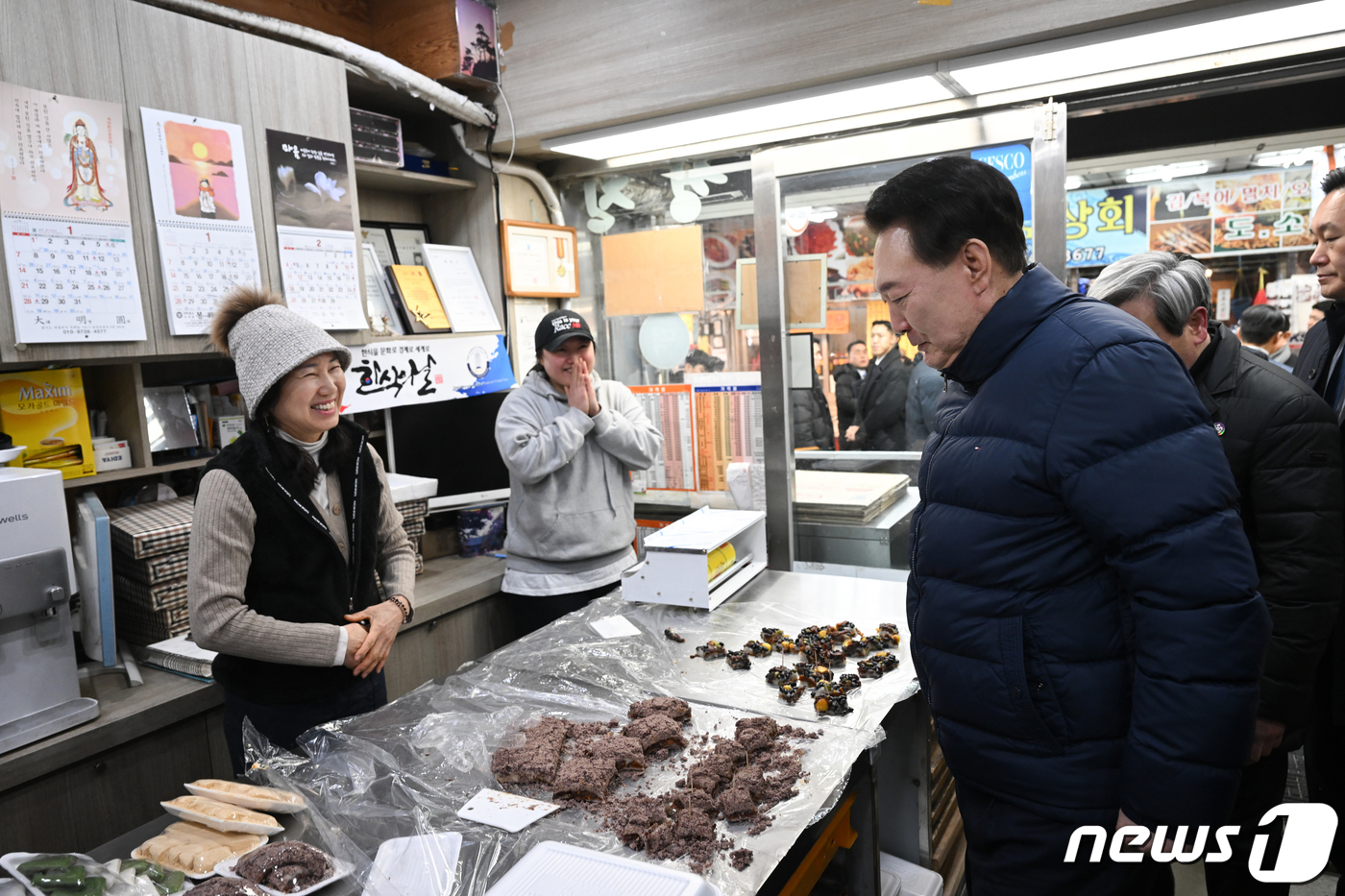 (서울=뉴스1) 안은나 기자 = 윤석열 대통령이 25일 경기 의정부제일시장을 찾아 상인과 대화하고 있다. (대통령실 제공) 2024.1.25/뉴스1