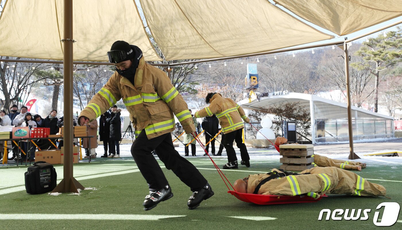 본문 이미지 - 25일 경기 광주시 곤지암리조트 스키장에서 경기도소방재난본부 주관으로 열린 '도민 참여 길거리 소방안전체험(Street Fire Fighter)'에서 시민들이 눈썰매를 활용한 마네킹 끌기 체험을 하고 있다. 2024.1.25/뉴스1 ⓒ News1 김영운 기자