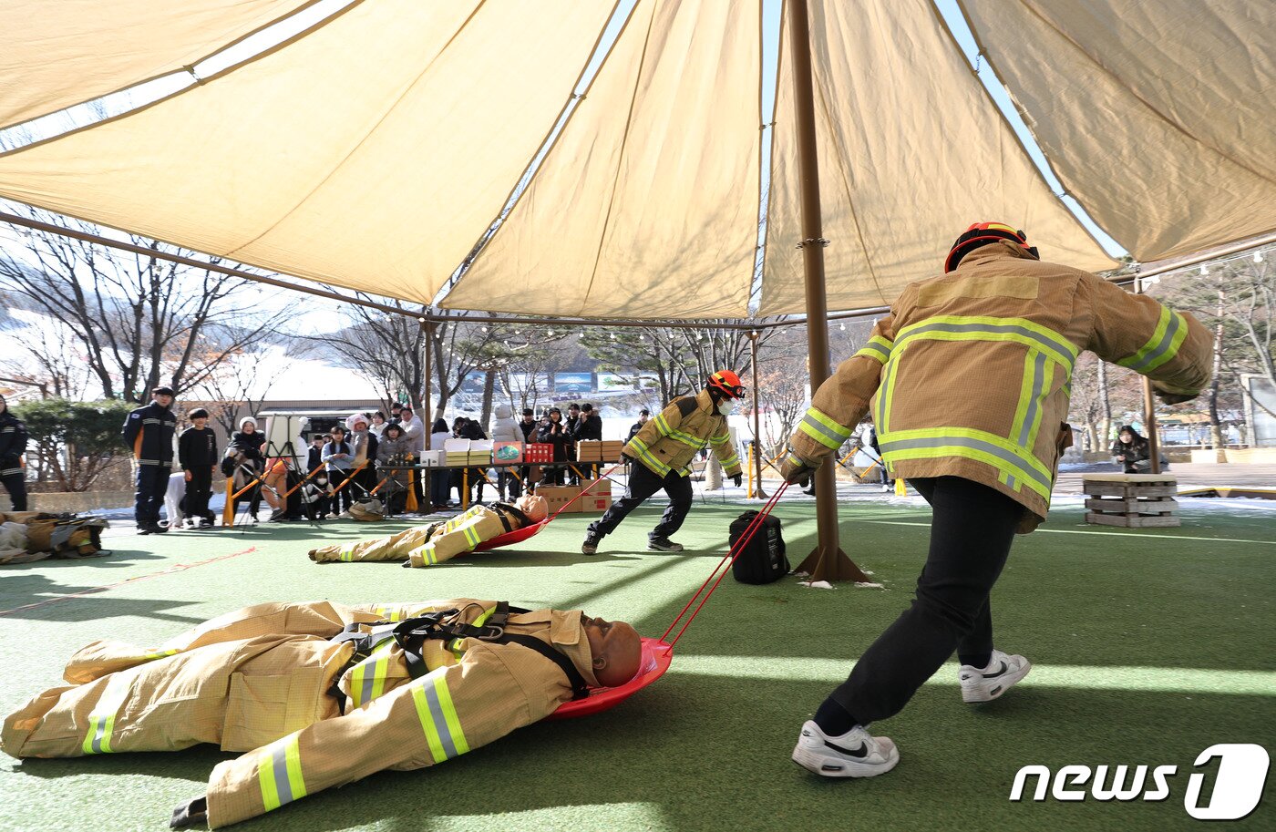 본문 이미지 - 25일 경기 광주시 곤지암리조트 스키장에서 경기도소방재난본부 주관으로 열린 '도민 참여 길거리 소방안전체험(Street Fire Fighter)'에서 시민들이 눈썰매를 활용한 마네킹 끌기 체험을 하고 있다. 2024.1.25/뉴스1 ⓒ News1 김영운 기자