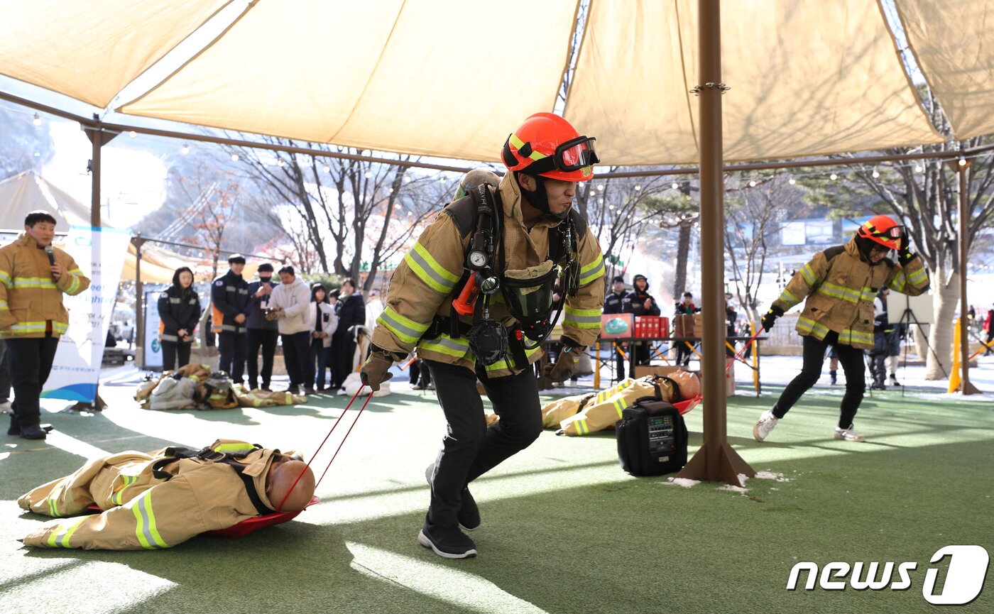본문 이미지 - 25일 경기 광주시 곤지암리조트 스키장에서 경기도소방재난본부 주관으로 열린 '도민 참여 길거리 소방안전체험(Street Fire Fighter)'에서 시민들이 눈썰매를 활용한 마네킹 끌기 체험을 하고 있다. 2024.1.25/뉴스1 ⓒ News1 김영운 기자