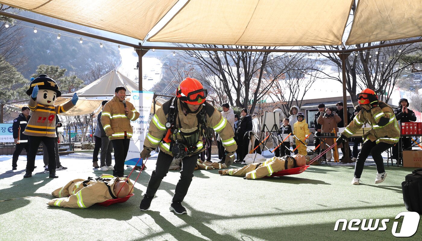 본문 이미지 - 25일 경기 광주시 곤지암리조트 스키장에서 경기도소방재난본부 주관으로 열린 '도민 참여 길거리 소방안전체험(Street Fire Fighter)'에서 시민들이 눈썰매를 활용한 마네킹 끌기 체험을 하고 있다. 2024.1.25/뉴스1 ⓒ News1 김영운 기자