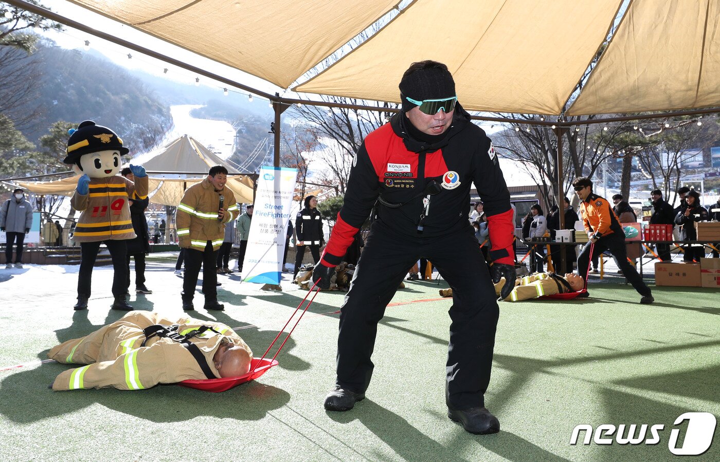 본문 이미지 - 25일 경기 광주시 곤지암리조트 스키장에서 경기도소방재난본부 주관으로 열린 '도민 참여 길거리 소방안전체험(Street Fire Fighter)'에서 시민들이 눈썰매를 활용한 마네킹 끌기 체험을 하고 있다. 2024.1.25/뉴스1 ⓒ News1 김영운 기자