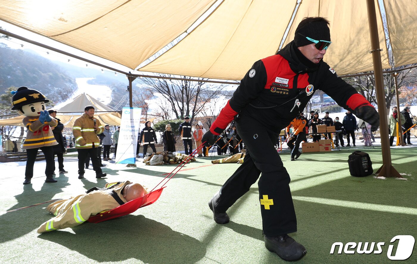본문 이미지 - 25일 경기 광주시 곤지암리조트 스키장에서 경기도소방재난본부 주관으로 열린 '도민 참여 길거리 소방안전체험(Street Fire Fighter)'에서 시민들이 눈썰매를 활용한 마네킹 끌기 체험을 하고 있다. 2024.1.25/뉴스1 ⓒ News1 김영운 기자