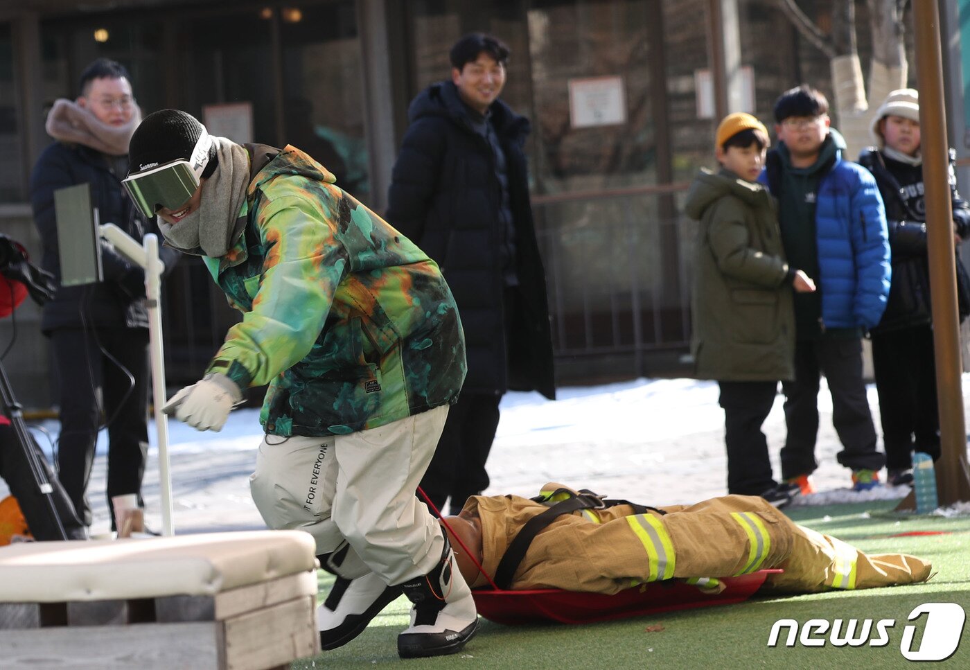 본문 이미지 - 25일 경기 광주시 곤지암리조트 스키장에서 경기도소방재난본부 주관으로 열린 '도민 참여 길거리 소방안전체험(Street Fire Fighter)'에서 시민들이 눈썰매를 활용한 마네킹 끌기 체험을 하고 있다. 2024.1.25/뉴스1 ⓒ News1 김영운 기자