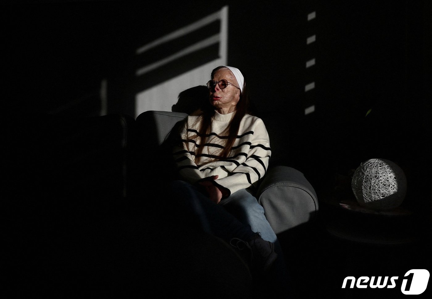 본문 이미지 - 벨기에 자신의 집에서 사진 포즈를 취해주는 황산테러 생존자인 패트리샤 르프랑. ⓒ 로이터=뉴스1