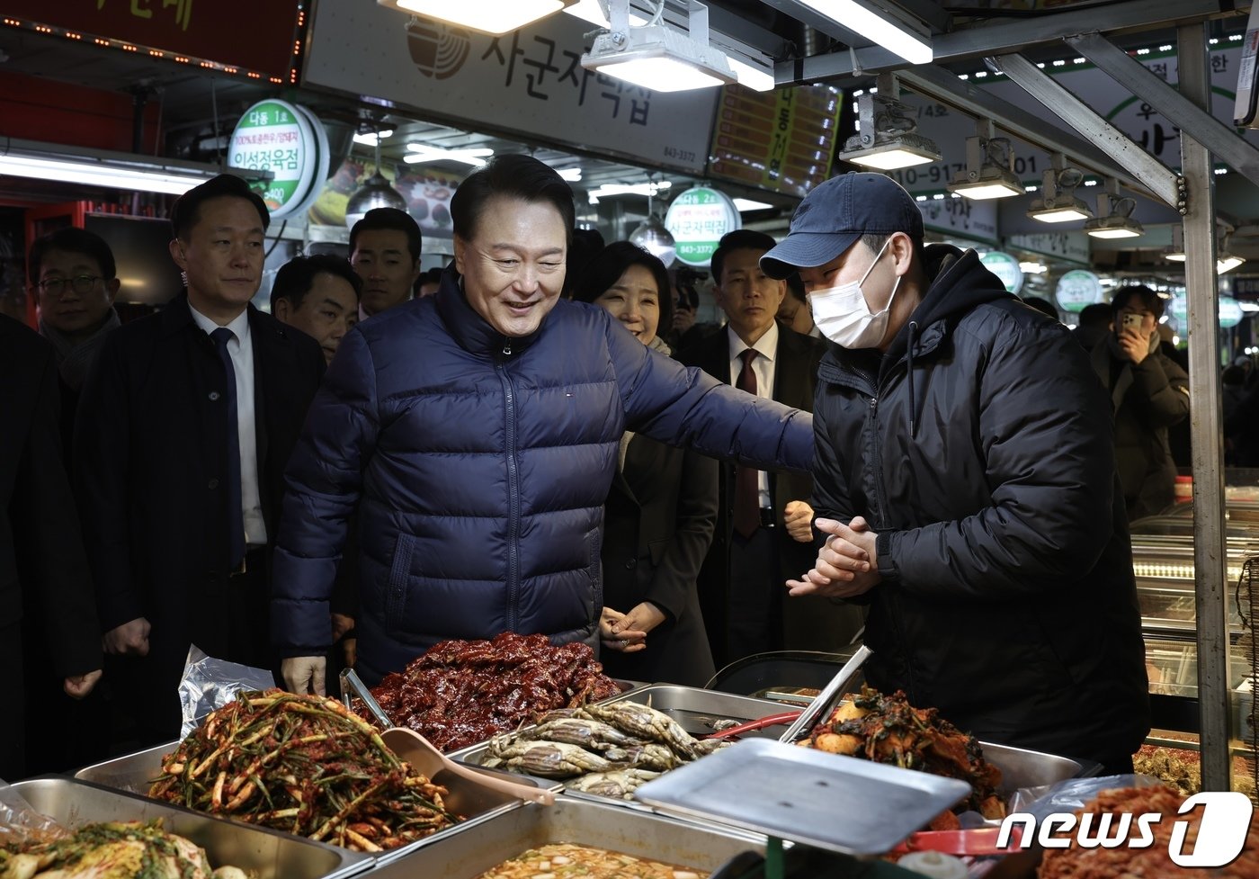 윤석열 대통령이 25일 경기 의정부제일시장을 찾아 상인을 격려하고 있다. &#40;대통령실 제공&#41; 2024.1.25/뉴스1 ⓒ News1 안은나 기자