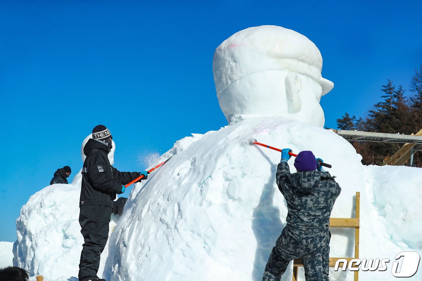 본문 이미지 - 태백산 눈축제 개막을 하루 앞둔 25일 강원 태백시 태백산국립공원에서 행사 관계자들이 눈조각을 다듬고 있다. 제31회 태백산 눈축제는 오는 26일부터 2월 4일까지 태백산국립공원 일원에서 펼쳐진다. (태백시 제공) 2024.1.25/뉴스1