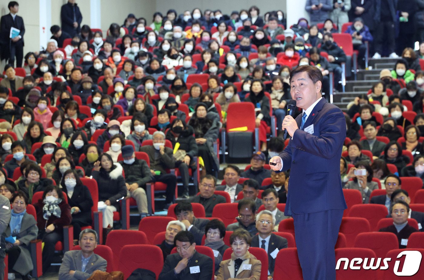 본문 이미지 - 김관영 전북특별자치도지사가 25일 열린 ‘전북특별자치도, 찾아가는 도민 보고회’에서 특별자치도의 추진방향과 비전에 대해 설명하고 있다.2024.1.25.(전북자치도 제공)/뉴스1
