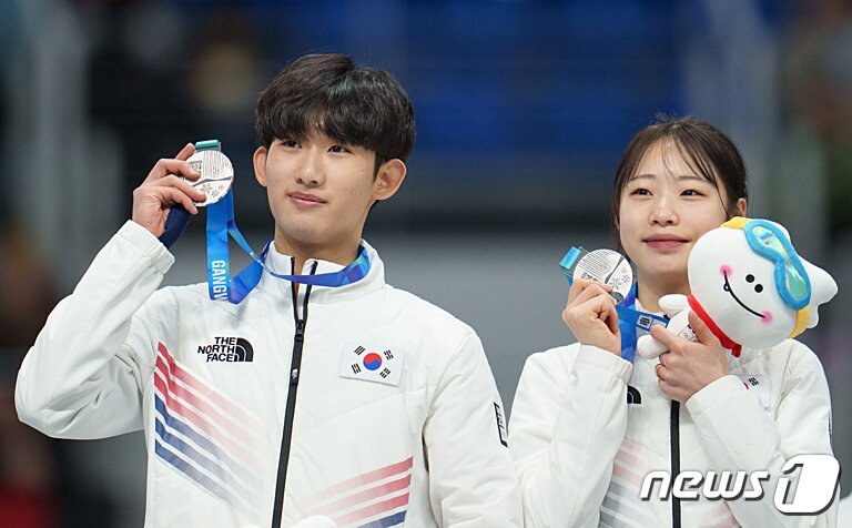 본문 이미지 - 허석과 임리원(오른쪽)이 25일 강원 강릉 스피드스케이팅 경기장에서 열린 2024 강원동계청소년올림픽 대회 스피드스케이팅 혼성 계주 시상식에서 은메달을 차지한 뒤 관중석 팬들을 향해 인사하고 있다. 허석과 임리원은 혼성계주 결승에서 3분11초78의 기록으로 중국(3분11초74)에 이어 2위로 결승선을 통과했다. 동메달은 3분12초10을 기록한 네덜란드가 차지했다.(Olympic Information Service 제공) 2024.1.25/뉴스1 ⓒ News1 김진환 기자