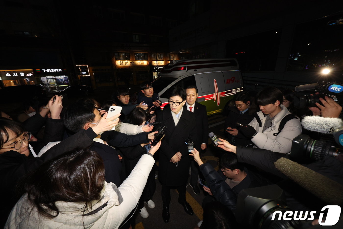 본문 이미지 - 배현진 국민의힘 의원이 괴한으로부터 습격을 당한 25일 저녁 서울 용산구 순천향대학병원으로 한동훈 국민의힘 비상대책위원장이 들어가고 있다. 경찰과 배 의원실에 따르면 배 의원은 이날 오후 5시18분쯤 서울 청담동 거리에서 신원이 밝혀지지 않은 남자로부터 둔기로 머리를 가격을 당했다. 2024.1.25/뉴스1 ⓒ News1 장수영 기자