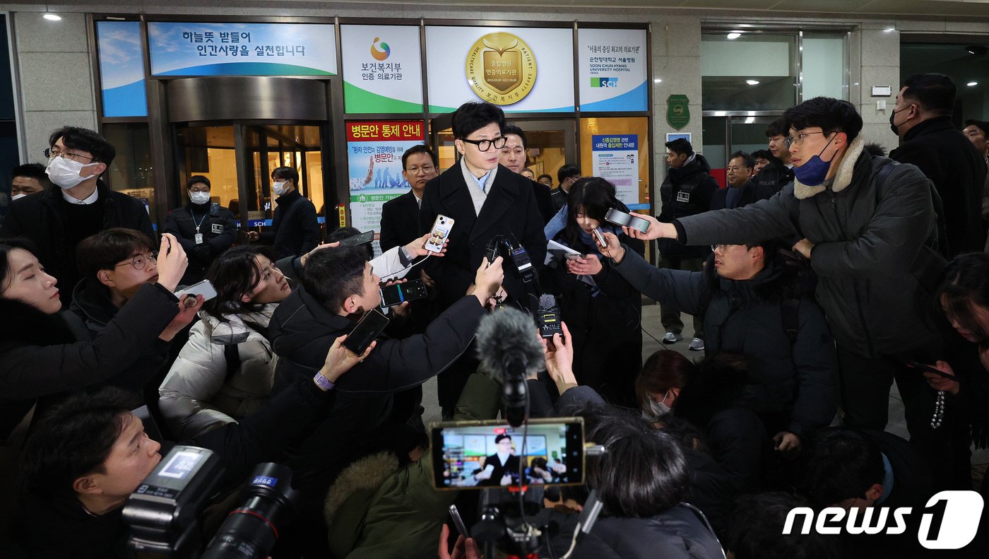 한동훈 국민의힘 비상대책위원장이 25일 저녁 서울 용산구 순천향대학병원에서 치료중인 배현진 의원 병문안을 마친 뒤 취재진의 질문에 답변하고 있다. 경찰과 배 의원실에 따르면 배 의원은 이날 오후 5시18분쯤 서울 청담동 거리에서 신원이 밝혀지지 않은 남자로부터 둔기로 머리를 가격을 당했다. 2024.1.25/뉴스1 ⓒ News1 장수영 기자