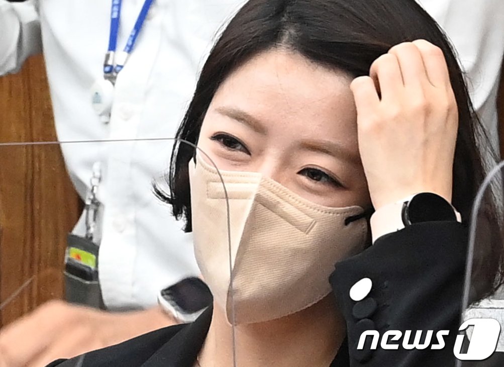 본문 이미지 - 배 의원이 22년 7월 11일 오전 서울 여의도 국회에서 열린 초선의원모임에 참석해 대화하고 있는 모습. (뉴스1 DB) 2022.7.11/뉴스1