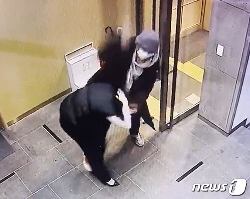 본문 이미지 - 배현진 국민의힘 의원이 25일 오후 5시쯤 서울 강남구 청담동 거리에서 신원이 밝혀지지 않은 행인으로부터 머리를 가격당했다. 배 의원은 둔기로 추정되는 물체에 맞았으며, 피를 흘려 순천향병원으로 옮겨졌다. 사진은 배현진 의원 피습관련 CCTV 화면. (배현진 의원실 제공) 2024.1.25/뉴스1 ⓒ News1 송원영 기자