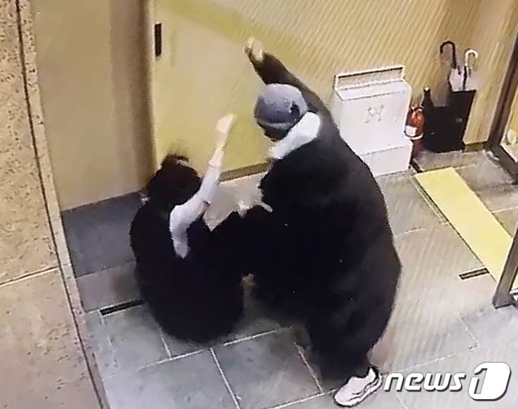 본문 이미지 - 배현진 국민의힘 의원이 25일 오후 5시쯤 서울 강남구 청담동 거리에서 신원이 밝혀지지 않은 행인으로부터 머리를 가격당했다. 배 의원은 둔기로 추정되는 물체에 맞았으며, 피를 흘려 순천향병원으로 옮겨졌다. 사진은 배현진 의원 피습관련 CCTV 화면. (배현진 의원실 제공) 2024.1.25/뉴스1 ⓒ News1 송원영 기자