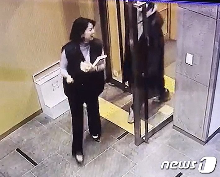 본문 이미지 - 배현진 국민의힘 의원이 25일 오후 5시쯤 서울 강남구 청담동 거리에서 신원이 밝혀지지 않은 행인으로부터 머리를 가격당했다. 배 의원은 둔기로 추정되는 물체에 맞았으며, 피를 흘려 순천향병원으로 옮겨졌다. 사진은 배현진 의원 피습관련 CCTV 화면. (배현진 의원실 제공) 2024.1.25/뉴스1 ⓒ News1 송원영 기자