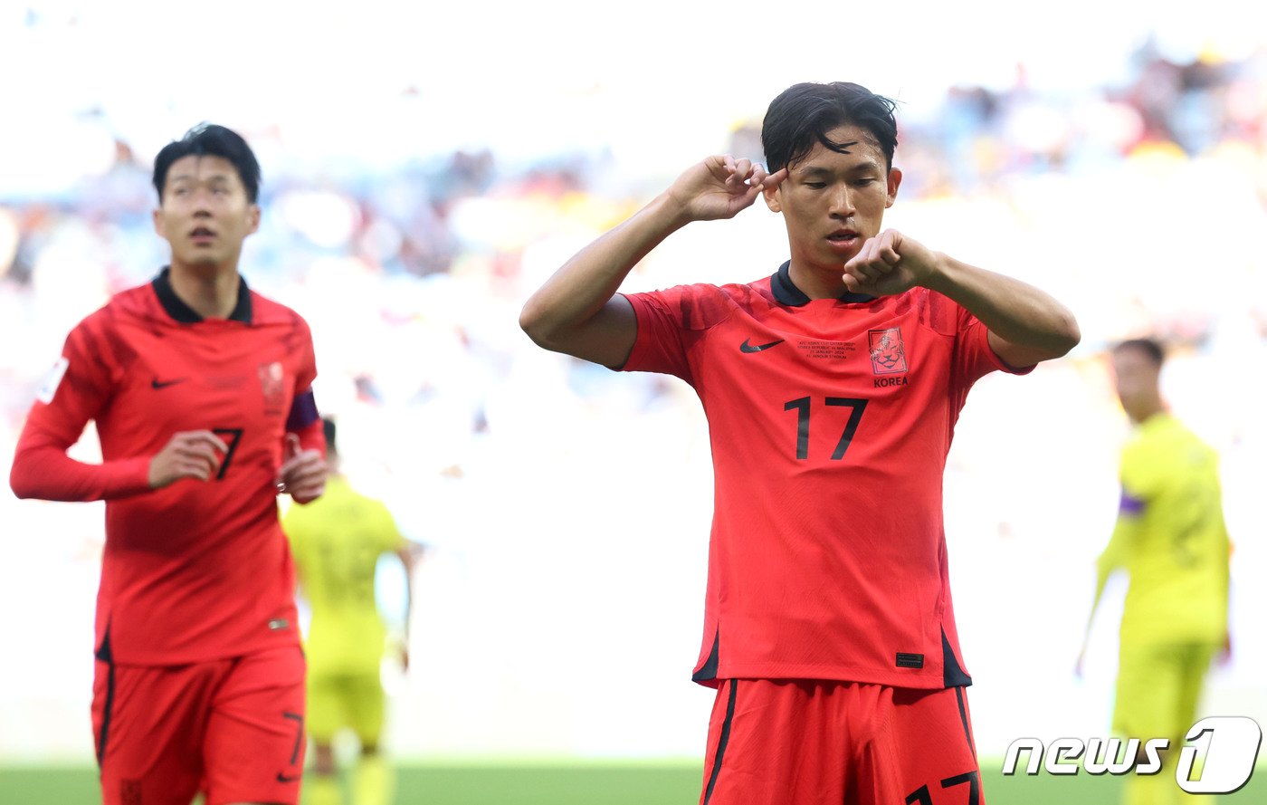 본문 이미지 - 대한민국 축구대표팀 정우영이 25일(현지시간) 카타르 알와크라 알자누브 스타디움에서 열린 2023 아시아축구연맹(AFC) 카타르 아시안컵 조별리그 E조 조별리그 3차전 대한민국과 말레이시아의 경기에서 선제골을 넣은 후 세리머니를 하고 있다. 2024.1.25/뉴스1 ⓒ News1 김성진 기자