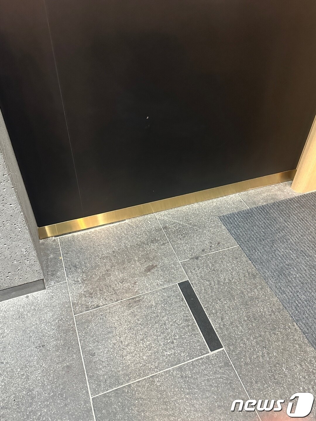 본문 이미지 - 배현진 국민의힘 의원이 25일 오후 5시18분쯤 서울 강남구 신사동 한 빌딩에서 신원이 밝혀지지 않은 남성으로부터 둔기로 머리를 가격당했다. 배 의원이 습격당한 현장 모습. 2024.1.25/뉴스1 ⓒ News1 홍유진 기자