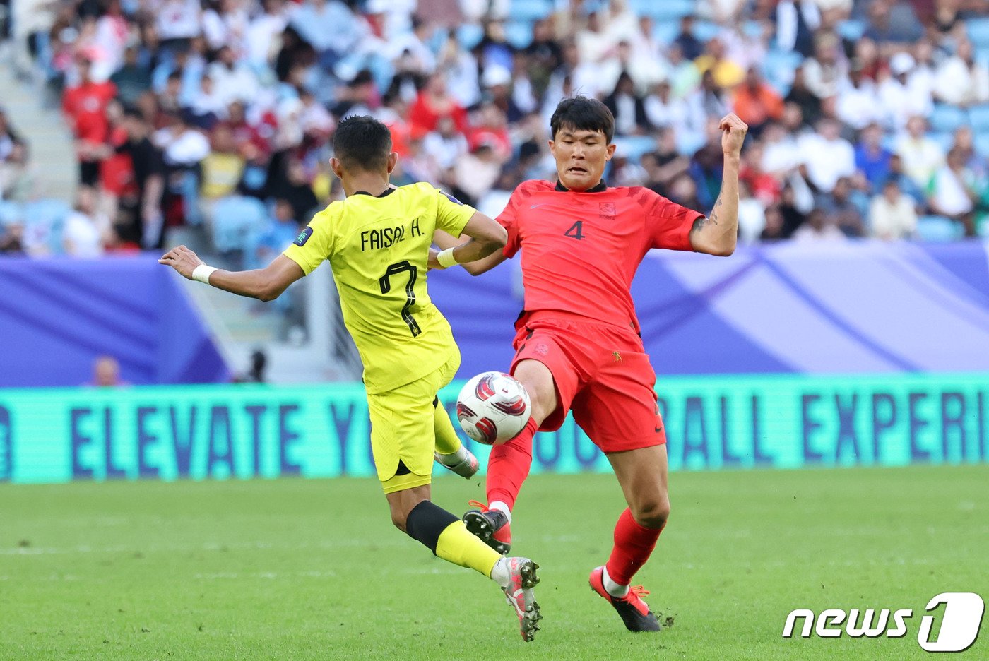 대한민국 축구대표팀 김민재가 25일&#40;현지시간&#41; 카타르 알와크라 알자누브 스타디움에서 열린 2023 아시아축구연맹&#40;AFC&#41; 카타르 아시안컵 조별리그 E조 조별리그 3차전 대한민국과 말레이시아의 경기에서 말레이시아 할림의 공격을 수비하고 있다. 2024.1.25/뉴스1 ⓒ News1 김성진 기자