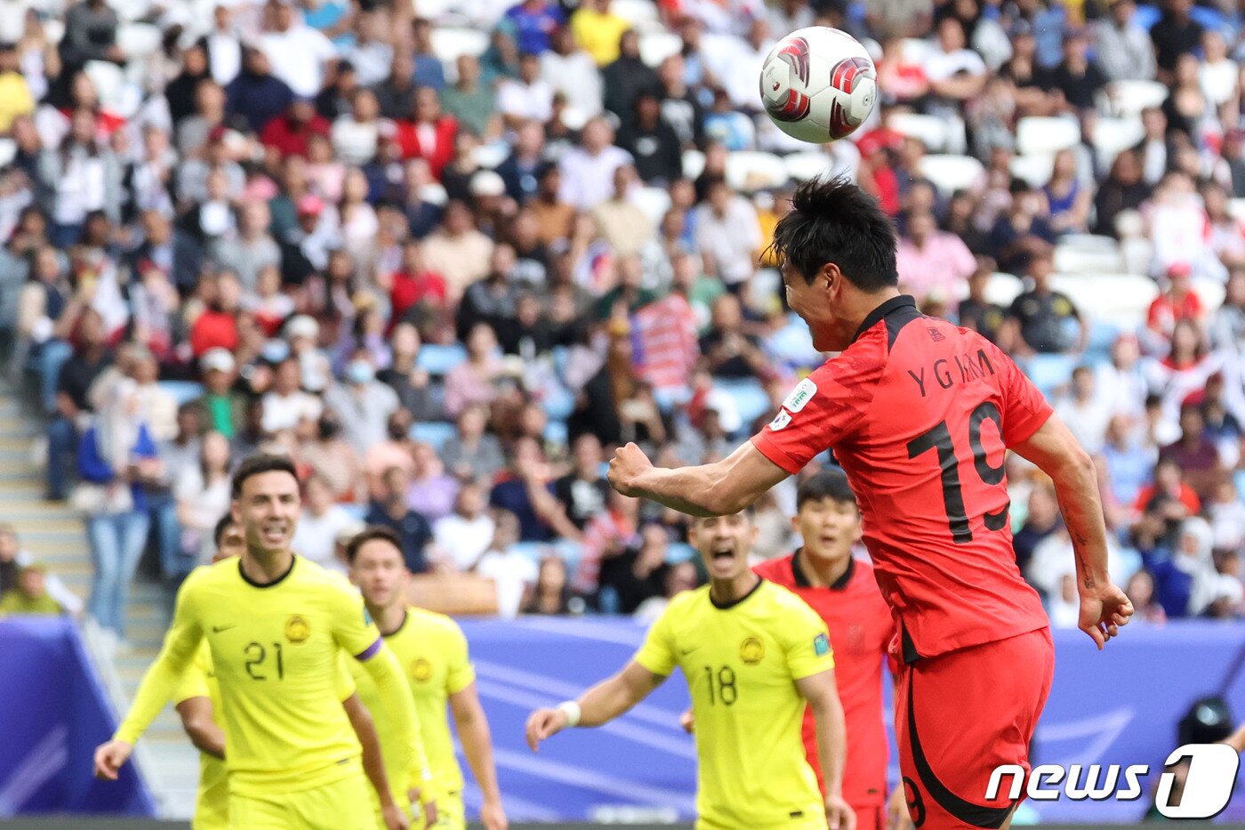 본문 이미지 - 대한민국 축구대표팀 김영권이 25일(현지시간) 카타르 알와크라 알자누브 스타디움에서 열린 2023 아시아축구연맹(AFC) 카타르 아시안컵 조별리그 E조 조별리그 3차전 대한민국과 말레이시아의 경기에서 헤더를 하고 있다. 2024.1.25/뉴스1 ⓒ News1 김성진 기자
