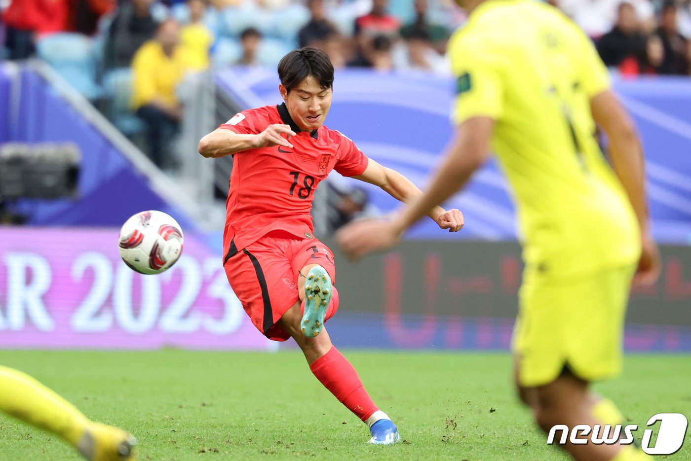 대한민국 축구대표팀 이강인이 25일&#40;현지시간&#41; 카타르 알와크라 알자누브 스타디움에서 열린 2023 아시아축구연맹&#40;AFC&#41; 카타르 아시안컵 조별리그 E조 조별리그 3차전 대한민국과 말레이시아의 경기에서 2-2를 만드는 프리킥 득점을 올리고 있다. 2024.1.25/뉴스1 ⓒ News1 김성진 기자