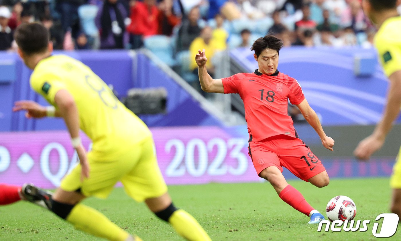 대한민국 축구대표팀 이강인이 25일&#40;현지시간&#41; 카타르 알와크라 알자누브 스타디움에서 열린 2023 아시아축구연맹&#40;AFC&#41; 카타르 아시안컵 조별리그 E조 조별리그 3차전 대한민국과 말레이시아의 경기에서 2-2를 만드는 프리킥 득점을 올리고 있다. 2024.1.25/뉴스1 ⓒ News1 김성진 기자