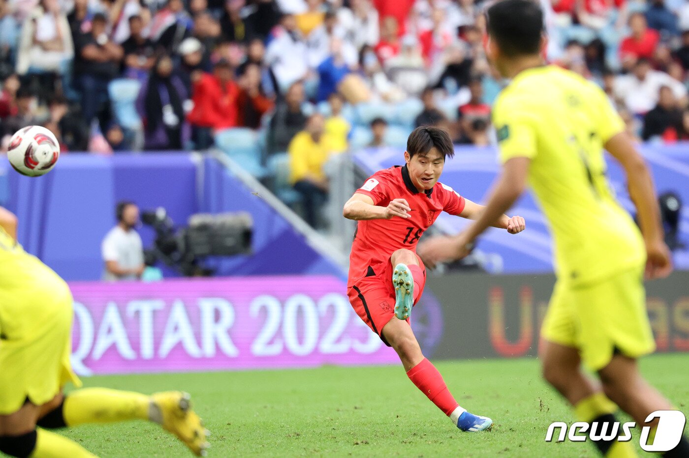 본문 이미지 - 대한민국 축구대표팀 이강인이 25일(현지시간) 카타르 알와크라 알자누브 스타디움에서 열린 2023 아시아축구연맹(AFC) 카타르 아시안컵 조별리그 E조 조별리그 3차전 대한민국과 말레이시아의 경기에서 2-2를 만드는 프리킥 득점을 올리고 있다. 2024.1.25/뉴스1 ⓒ News1 김성진 기자