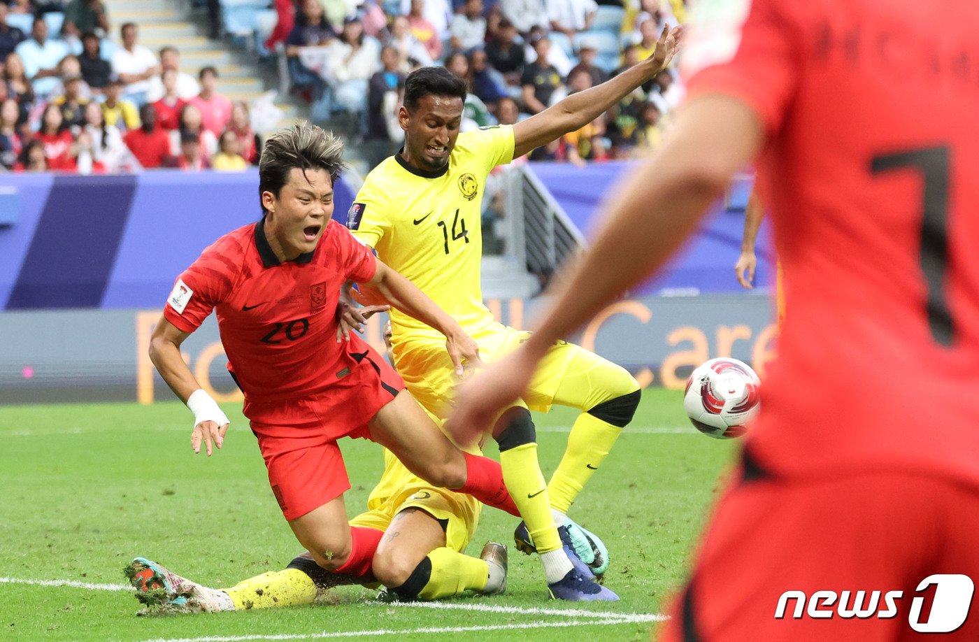 대한민국 축구대표팀 오현규가 25일&#40;현지시간&#41; 카타르 알와크라 알자누브 스타디움에서 열린 2023 아시아축구연맹&#40;AFC&#41; 카타르 아시안컵 조별리그 E조 조별리그 3차전 대한민국과 말레이시아의 경기에서 말레이시아 파울에 넘어지며 페널티킥을 얻어내고 있다. 2024.1.25/뉴스1 ⓒ News1 김성진 기자