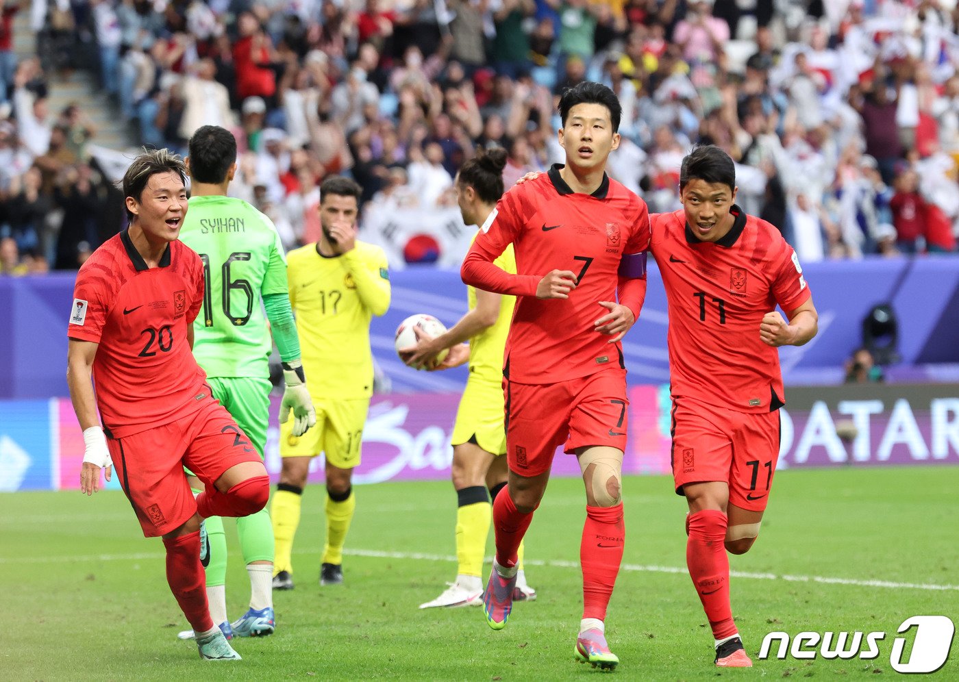 본문 이미지 - 대한민국 축구대표팀 손흥민이 25일(현지시간) 카타르 알와크라 알자누브 스타디움에서 열린 2023 아시아축구연맹(AFC) 카타르 아시안컵 조별리그 E조 조별리그 3차전 대한민국과 말레이시아의 경기에서 페널티킥을 넣은 후 황희찬과 기뻐하고 있다. 2024.1.25/뉴스1 ⓒ News1 김성진 기자