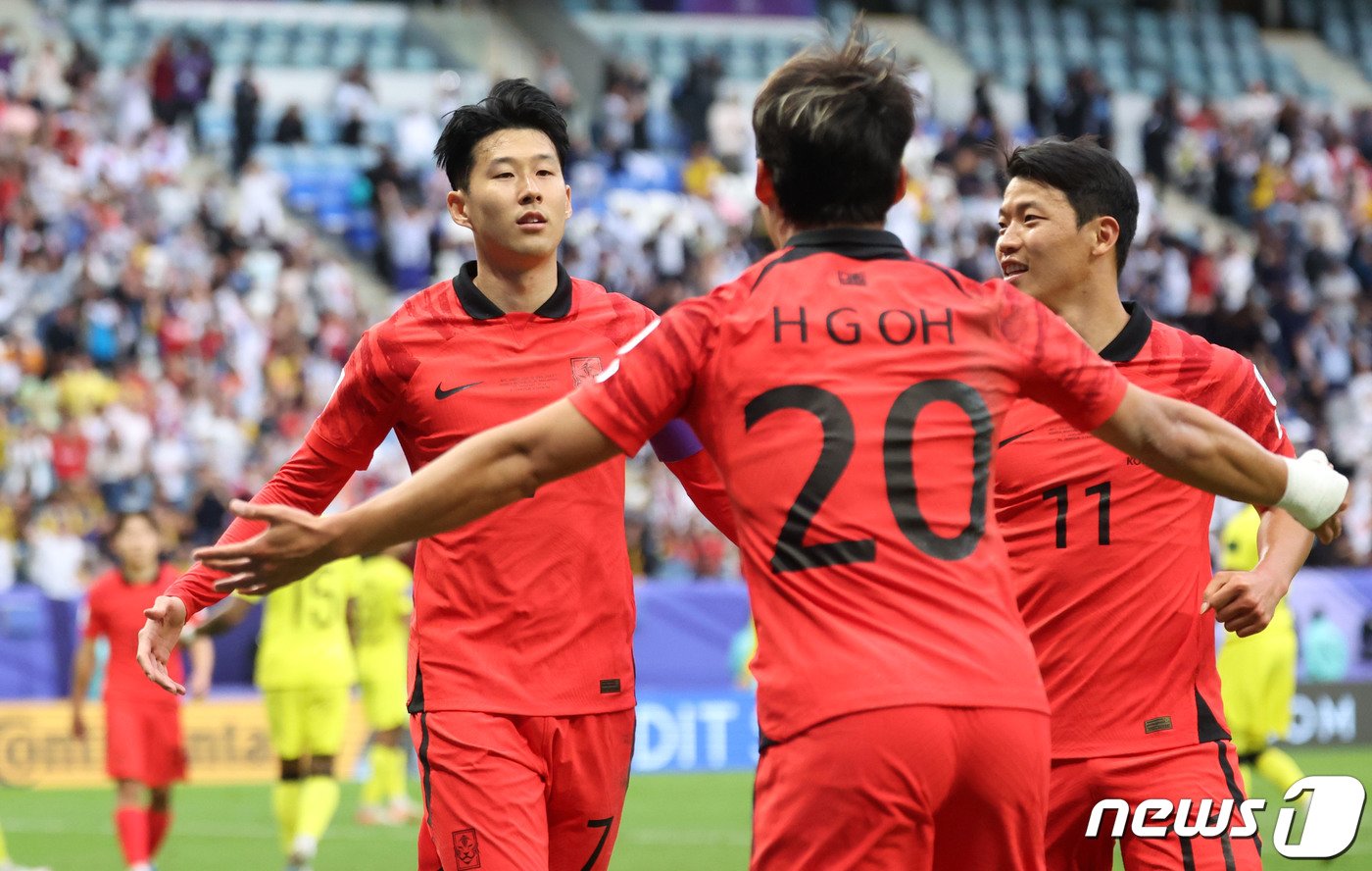 대한민국 축구대표팀 손흥민이 25일&#40;현지시간&#41; 카타르 알와크라 알자누브 스타디움에서 열린 2023 아시아축구연맹&#40;AFC&#41; 카타르 아시안컵 조별리그 E조 조별리그 3차전 대한민국과 말레이시아의 경기에서 페널티킥을 넣은 후 오현규, 황희찬과 기뻐하고 있다. 2024.1.25/뉴스1 ⓒ News1 김성진 기자