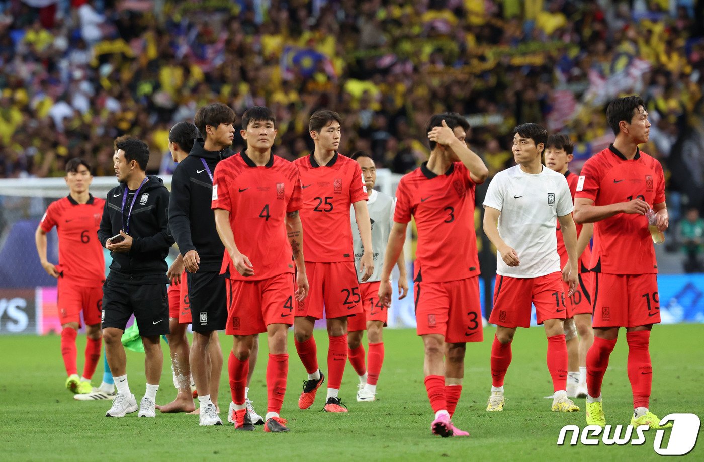 본문 이미지 - 대한민국 축구대표팀 선수들이 25일(현지시간) 카타르 알와크라 알자누브 스타디움에서 열린 2023 아시아축구연맹(AFC) 카타르 아시안컵 조별리그 E조 조별리그 3차전 대한민국과 말레이시아의 경기에서 3-3 무승부를 기록한 후 아쉬워하고 있다. 2024.1.25/뉴스1 ⓒ News1 김성진 기자