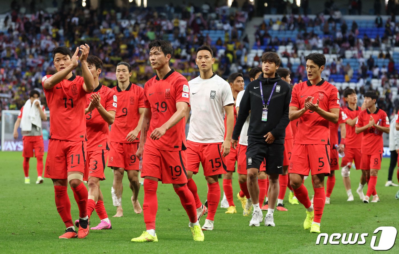 본문 이미지 - 대한민국 축구대표팀 선수들이 25일(현지시간) 카타르 알와크라 알자누브 스타디움에서 열린 2023 아시아축구연맹(AFC) 카타르 아시안컵 조별리그 E조 조별리그 3차전 대한민국과 말레이시아의 경기에서 3-3 무승부를 기록한 후 아쉬워하고 있다. 2024.1.25/뉴스1 ⓒ News1 김성진 기자