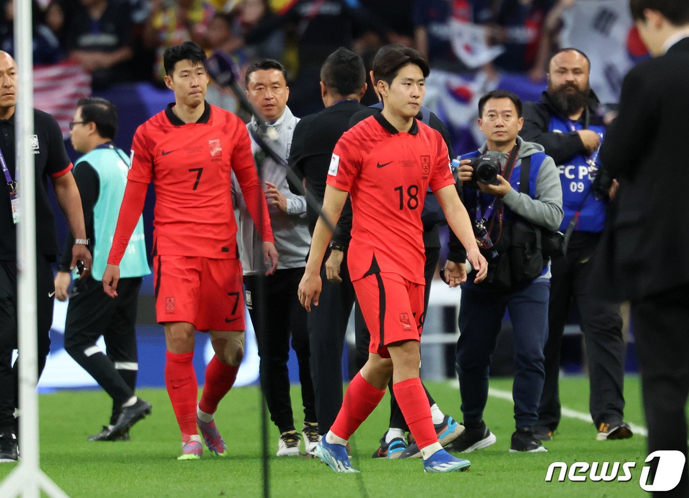 본문 이미지 - 대한민국 축구대표팀 손흥민과 이강인이 25일&#40;현지시간&#41; 카타르 알와크라 알자누브 스타디움에서 열린 2023 아시아축구연맹&#40;AFC&#41; 카타르 아시안컵 조별리그 E조 조별리그 3차전 대한민국과 말레이시아의 경기에서 3-3 무승부를 기록한 후 아쉬워하고 있다. 2024.1.25/뉴스1 ⓒ News1 김성진 기자