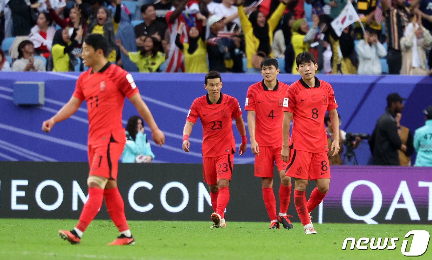 대한민국 축구대표팀이 25일&#40;현지시간&#41; 카타르 알와크라 알자누브 스타디움에서 열린 2023 아시아축구연맹&#40;AFC&#41; 카타르 아시안컵 조별리그 E조 조별리그 3차전 대한민국과 말레이시아의 경기에서 후반 연장 시간 말레이시아 모랄레스에게 동점골을 허용한 후 아쉬워하고 있다. 2024.1.25/뉴스1 ⓒ News1 김성진 기자