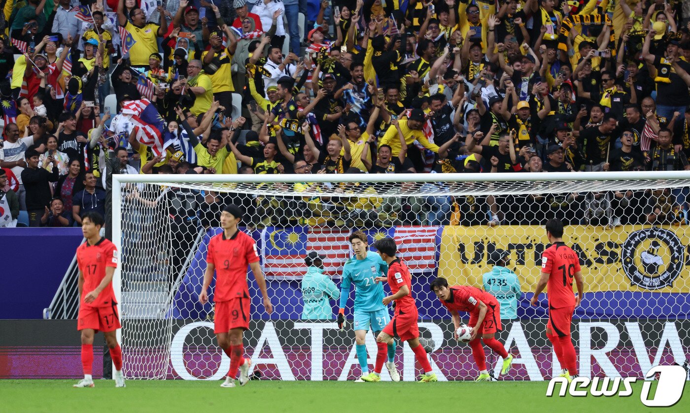 본문 이미지 - 대한민국 축구대표팀 선수들이 25일(현지시간) 카타르 알와크라 알자누브 스타디움에서 열린 2023 아시아축구연맹(AFC) 카타르 아시안컵 조별리그 E조 조별리그 3차전 대한민국과 말레이시아의 경기에서 말레이시아 아이만에게 페널티킥 실점으로 역전을 허용한 후 아쉬워하고 있다. 2024.1.25/뉴스1 ⓒ News1 김성진 기자