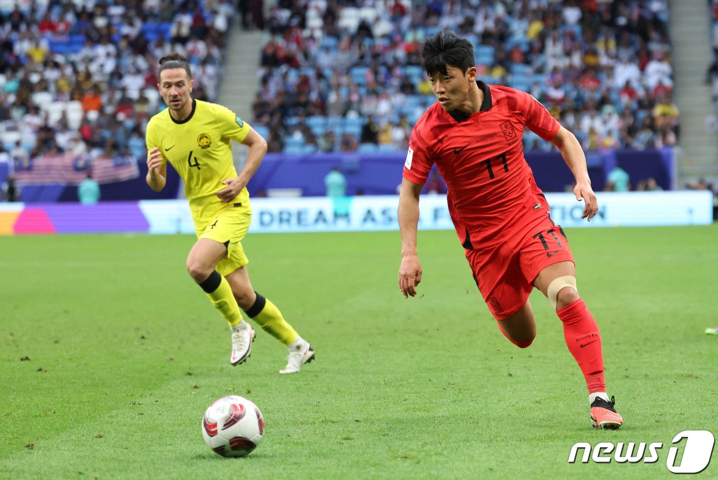 대한민국 축구대표팀 황희찬이 25일&#40;현지시간&#41; 카타르 알와크라 알자누브 스타디움에서 열린 2023 아시아축구연맹&#40;AFC&#41; 카타르 아시안컵 조별리그 E조 조별리그 3차전 대한민국과 말레이시아의 경기에서 돌파하고 있다. 2024.1.25/뉴스1 ⓒ News1 김성진 기자