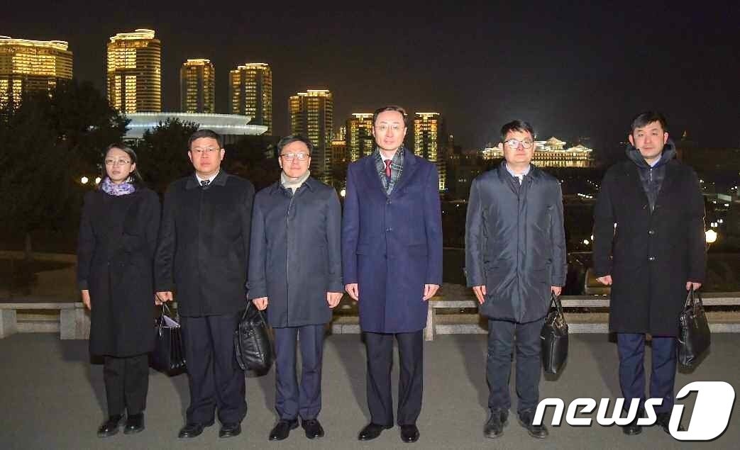 본문 이미지 - (평양 노동신문=뉴스1) = 북한 노동당 기관지 노동신문은 26일 "외교부 부부장 손위동 동지를 단장으로 하는 중화인민공화국 외교부 대표단이 신의주를 경유하여 25일 평양에 도착했다＂고 보도했다. [국내에서만 사용가능. 재배포 금지. DB 금지. For Use Only in the Republic of Korea. Redistribution Prohibited] rodongphoto@news1.kr