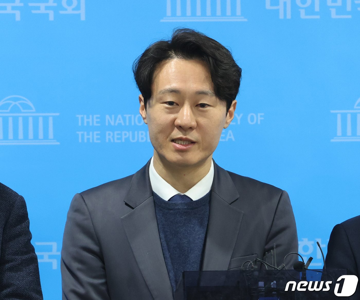 본문 이미지 - 이탄희 더불어민주당 의원이 26일 서울 여의도 국회 소통관에서 민주개혁진보대연합 촉구 기자회견을 마치고 취재진의 질문을 받고 있다. 이날 기자회견에 참석한 의원들은 "병립형 퇴행은 악수 중의 악수＂라며 ＂지역구 민주당, 비례 연합으로 연동형 약속을 지키는 민주개혁진보대연합을 이루어야 한다＂고 주장했다. 2024.1.26/뉴스1 ⓒ News1 송원영 기자