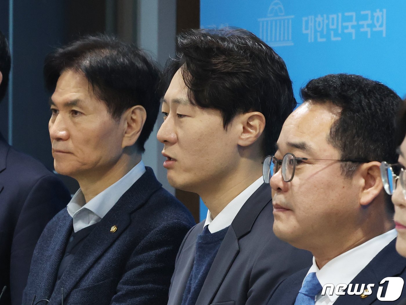 본문 이미지 - 이탄희 더불어민주당 의원이 26일 서울 여의도 국회 소통관에서 민주개혁진보대연합 촉구 기자회견을 마치고 취재진의 질문을 받고 있다. 이날 기자회견에 참석한 의원들은 "병립형 퇴행은 악수 중의 악수＂라며 ＂지역구 민주당, 비례 연합으로 연동형 약속을 지키는 민주개혁진보대연합을 이루어야 한다＂고 주장했다. 2024.1.26/뉴스1 ⓒ News1 송원영 기자