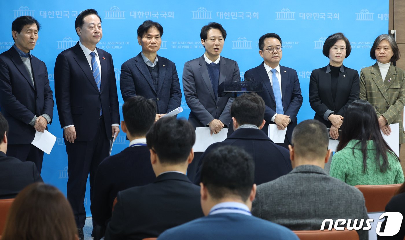 본문 이미지 - 이탄희 더불어민주당 의원 등이 26일 서울 여의도 국회 소통관에서 민주개혁진보대연합 촉구 기자회견을 마치고 취재진의 질문을 받고 있다. 이날 기자회견에 참석한 의원들은 "병립형 퇴행은 악수 중의 악수＂라며 ＂지역구 민주당, 비례 연합으로 연동형 약속을 지키는 민주개혁진보대연합을 이루어야 한다＂고 주장했다. 2024.1.26/뉴스1 ⓒ News1 송원영 기자