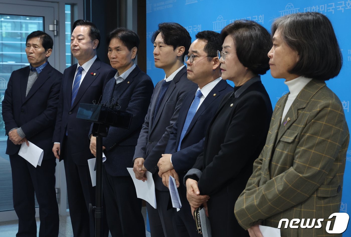 본문 이미지 - 이탄희 더불어민주당 의원 등이 26일 서울 여의도 국회 소통관에서 민주개혁진보대연합 촉구 기자회견을 마치고 취재진의 질문을 받고 있다. 이날 기자회견에 참석한 의원들은 "병립형 퇴행은 악수 중의 악수＂라며 ＂지역구 민주당, 비례 연합으로 연동형 약속을 지키는 민주개혁진보대연합을 이루어야 한다＂고 주장했다. 2024.1.26/뉴스1 ⓒ News1 송원영 기자